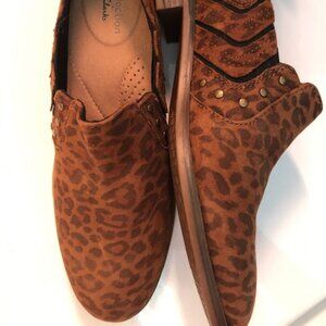 Clarks Trish Bell Suede Brown & Black Leopard Print Slip-On Shoe Size Wm 8M
